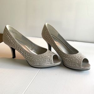 Kelly & Katie open toe sparkle pump, Size 9M